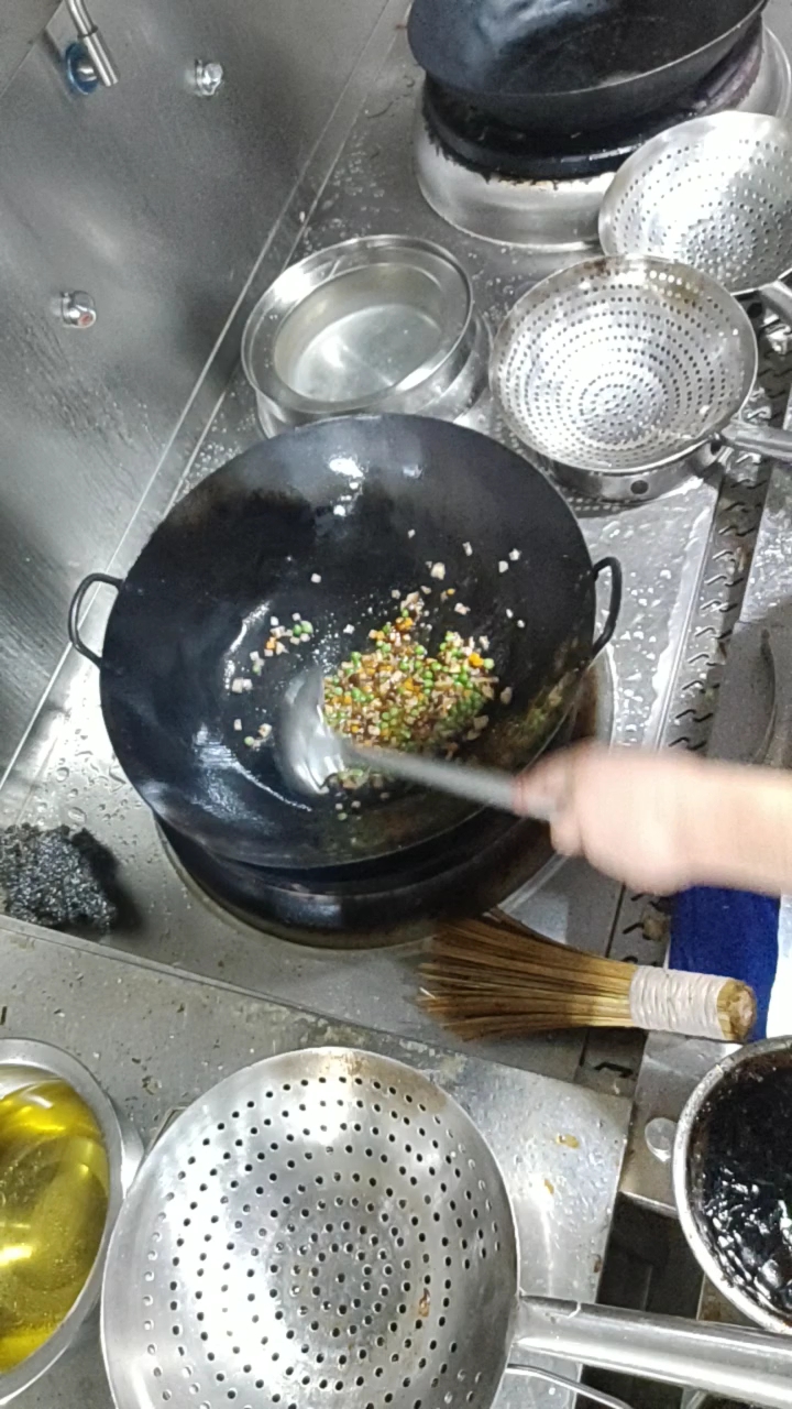 监控拍下后厨惊人的一幕,原来酒店是这样炒菜的.