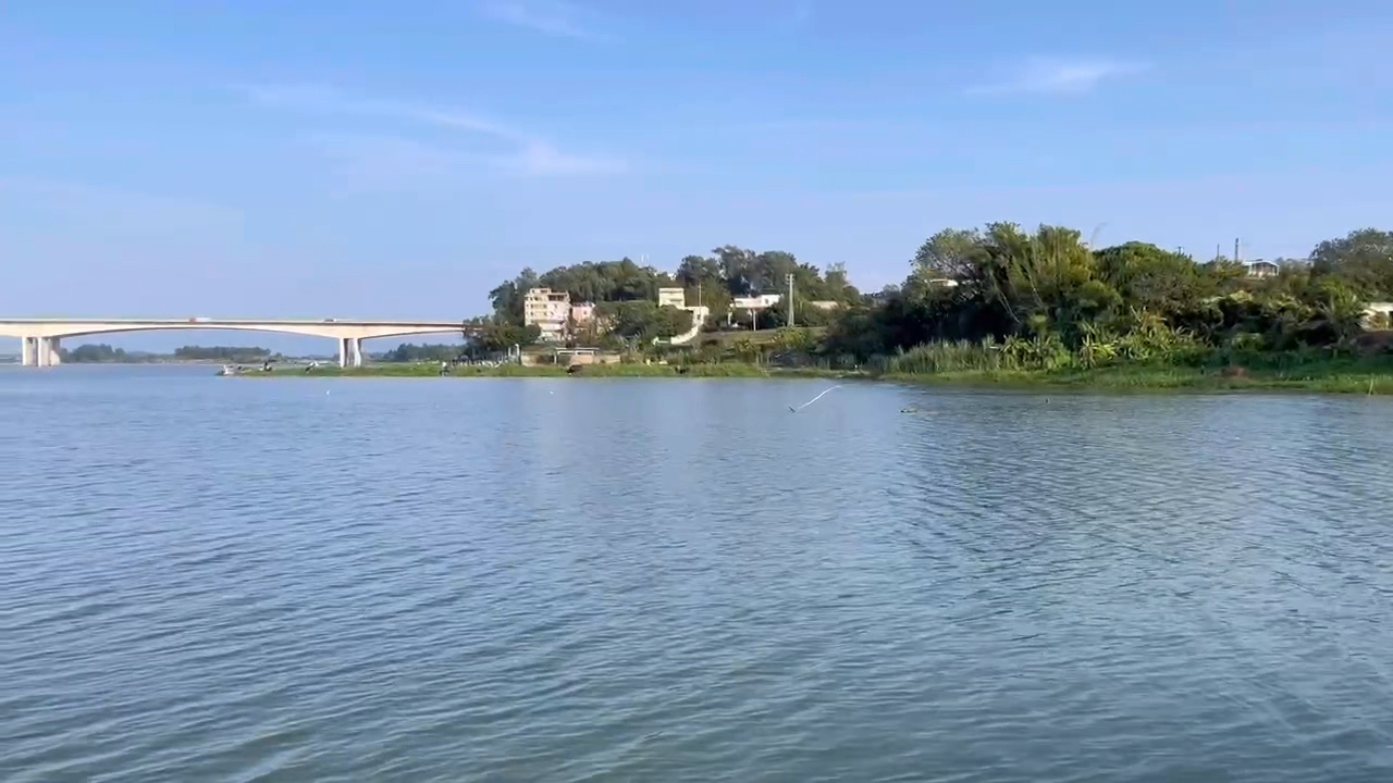 行摄:走近惠州水口镇,看碧水蓝天下的东江水,缓缓地流淌.