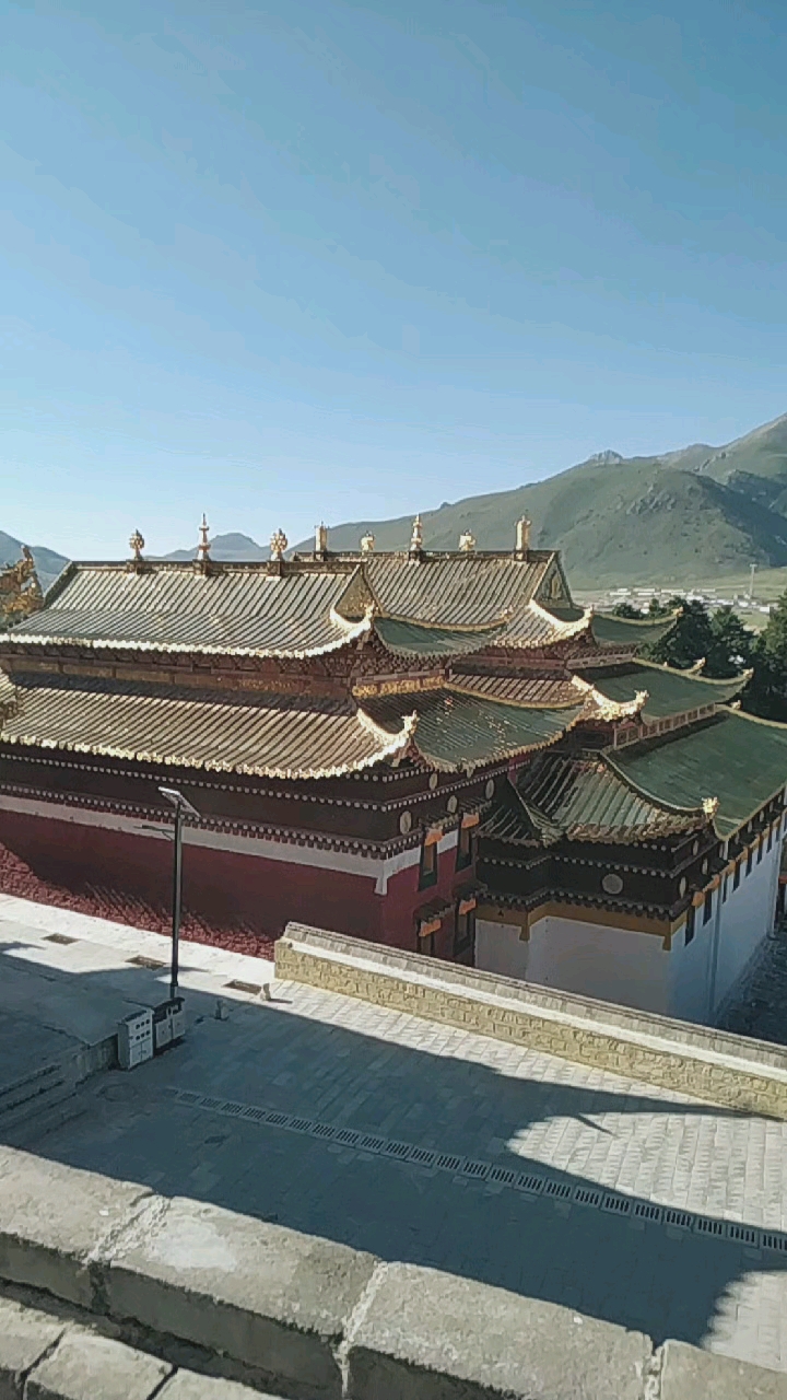 在郎木寺沟里有两个隔河相望的寺庙:一个是四川的达仓郎木格尔底寺