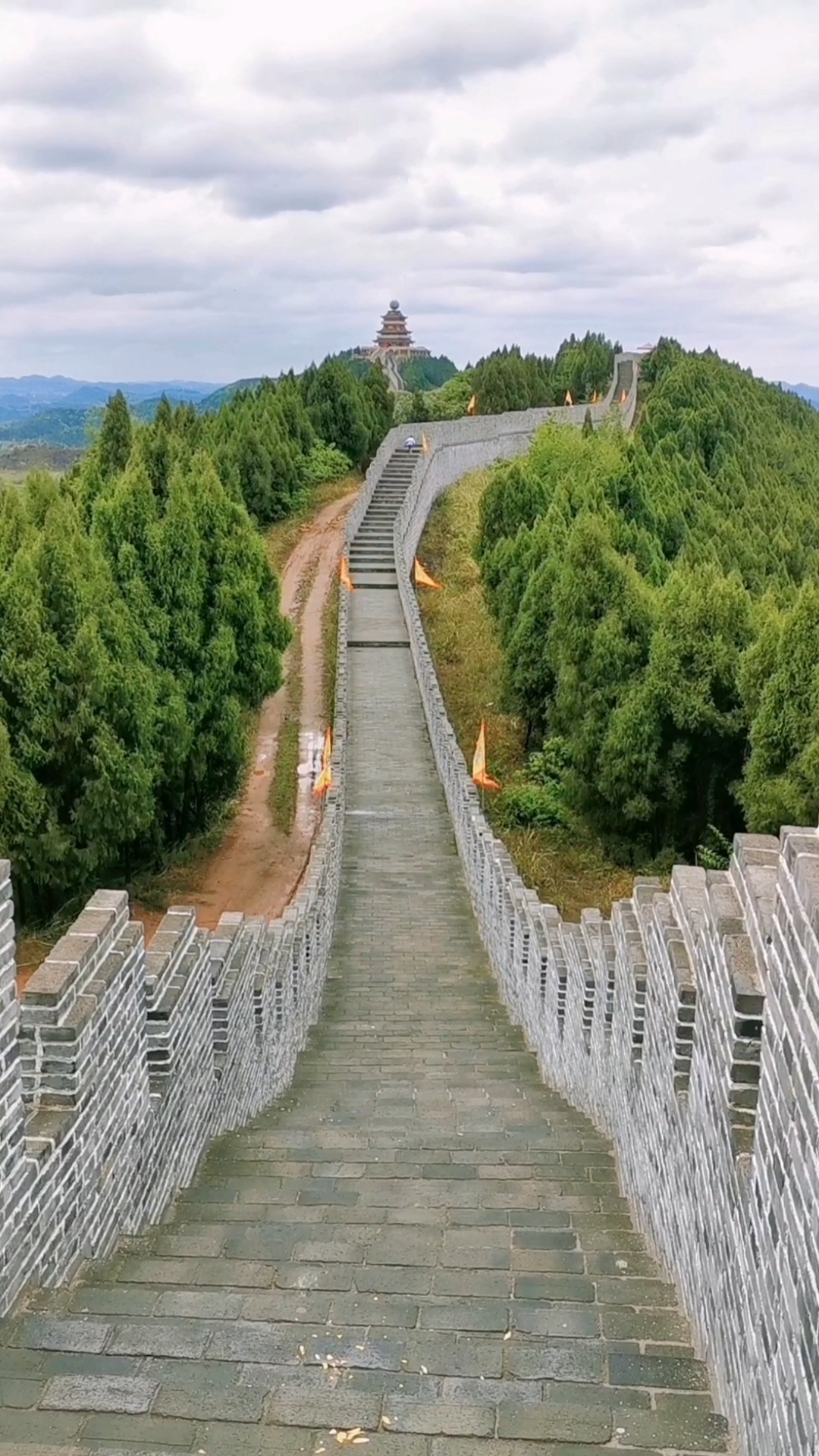 南充市南部县景区的长城,用青砖砌成,雄伟壮观!