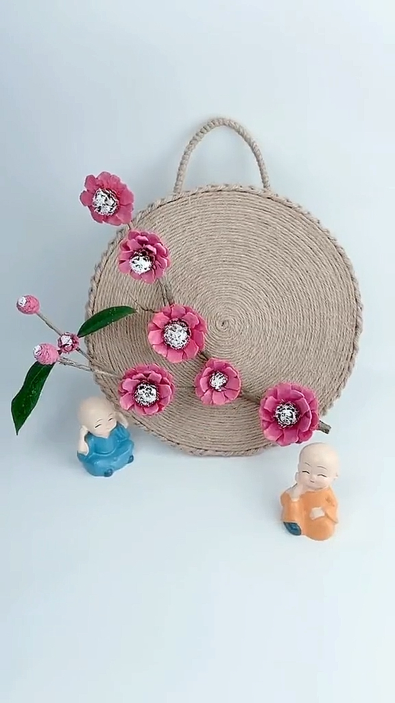 手工制作松果涂上颜色再配上麻绳做成的挂件是不是很美