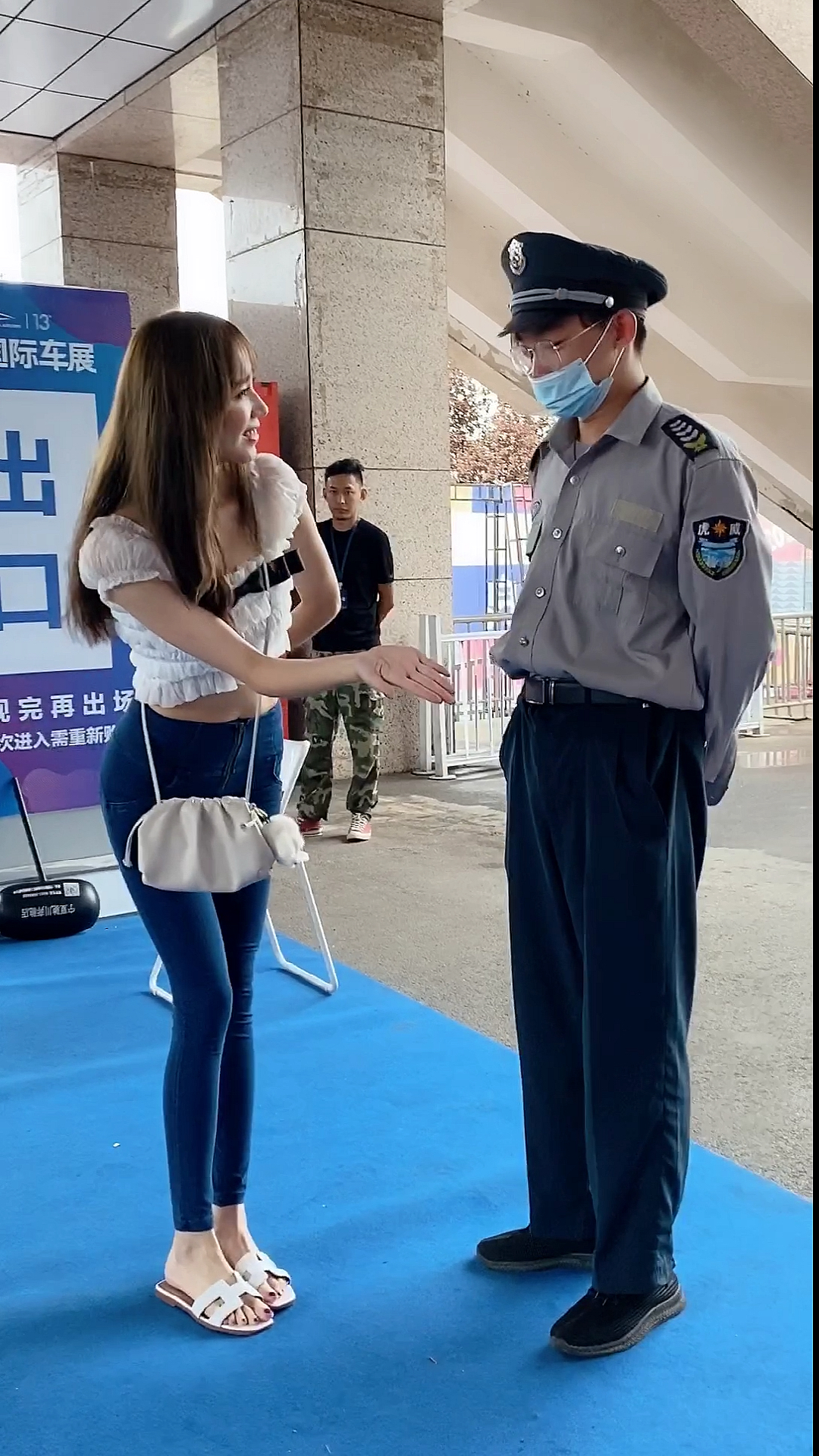 小姐姐竟然撩保安太调皮了