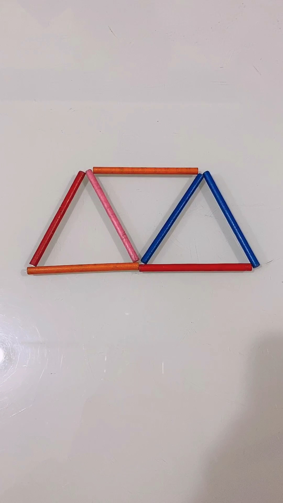 移动两根木棒变成一个三角形你们能做得出来吗