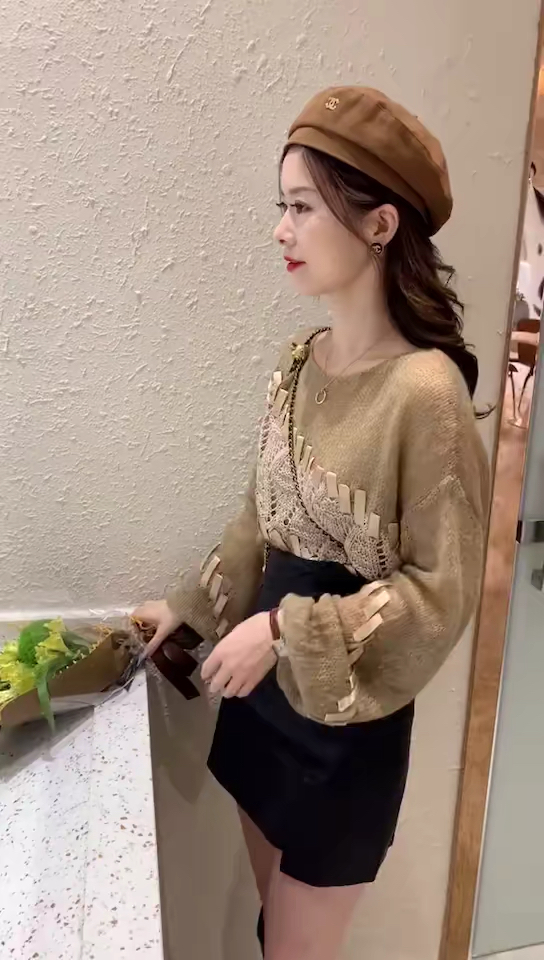 女孩子千万不要觉得自己普通,画个妆,搭好衣服,挺直腰,你就是顶配