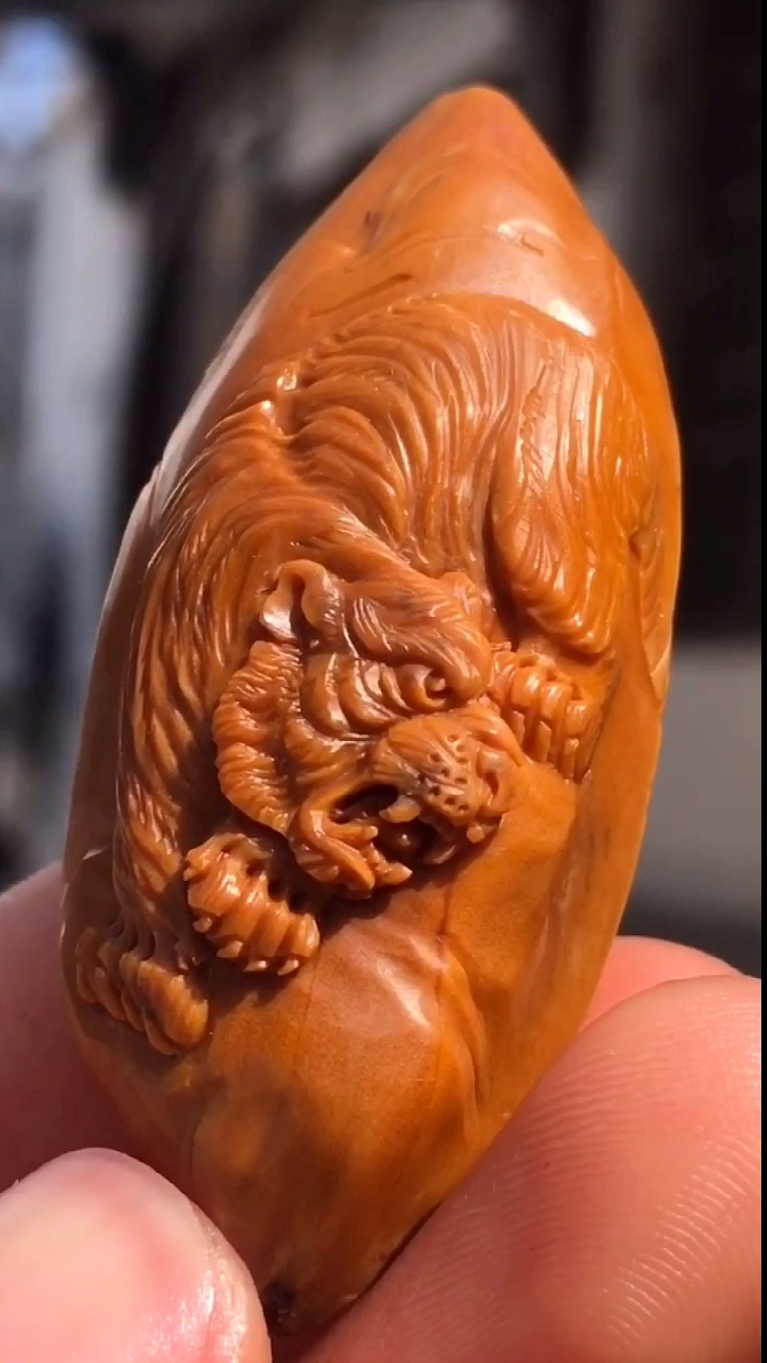 核雕#橄榄核雕,核雕老虎,炯炯有神,栩栩如生,很写实!