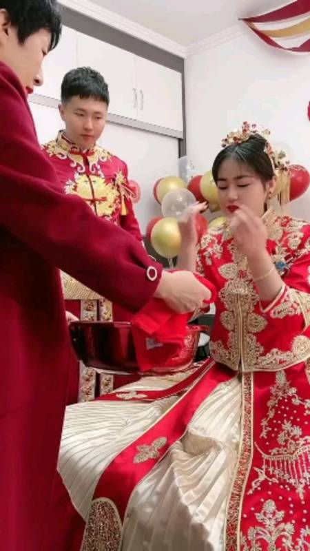 婚礼#儿媳妇进家门,喜婆婆端盆水,给新娘金盆洗手