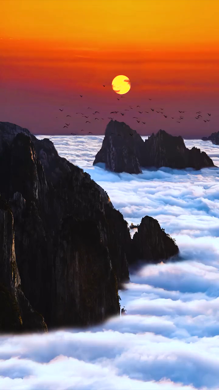 传说中的蓬莱三岛,每当云雾升起,峰尖微漏,似海中岛屿