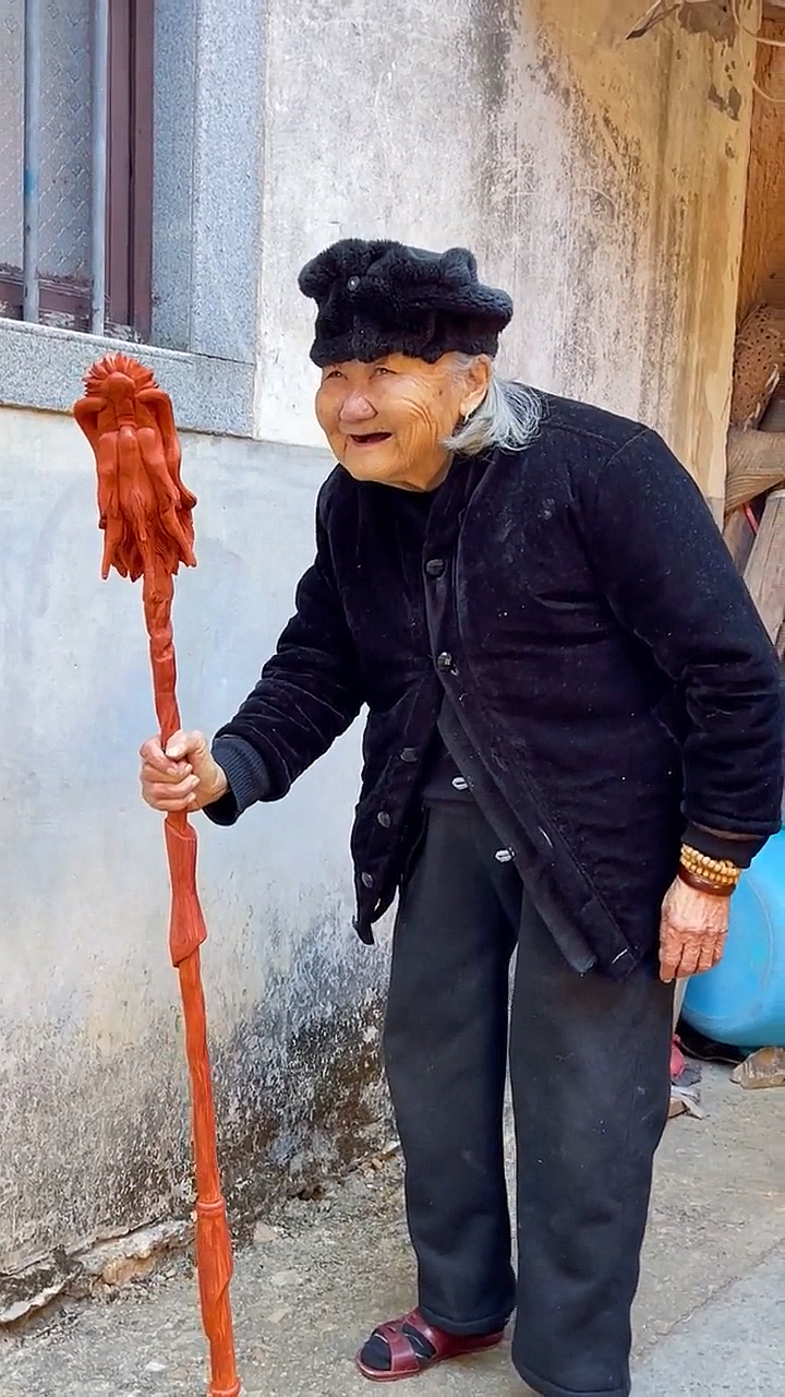 寻找最牛手艺人#人间处处有真情,自制奶奶的龙头拐杖.