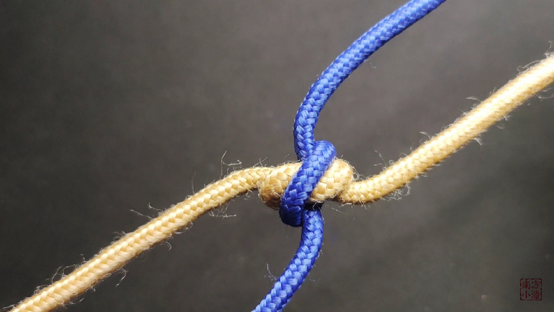 萤火打卡#手工编绳教程:1分钟学会横向双联结编法,值得一学哦!