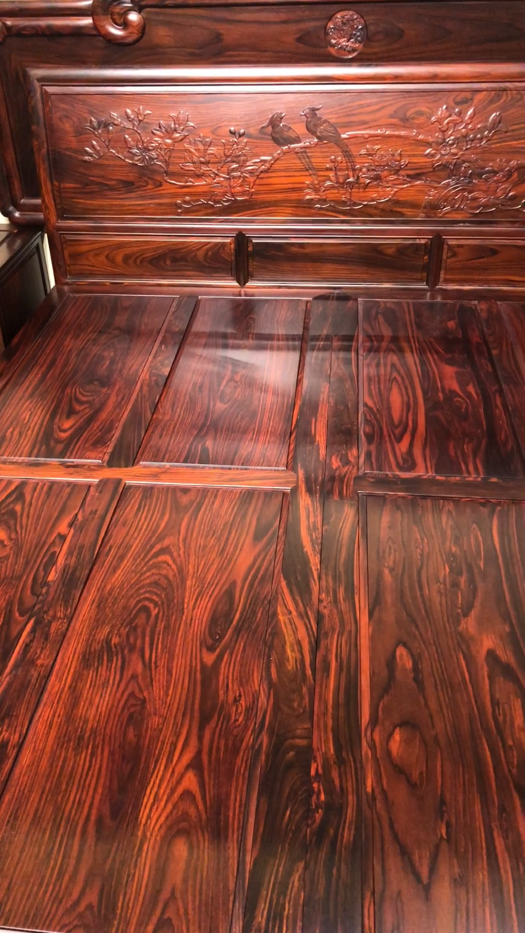 古典红木家具#极品阔叶黄檀大脚床,这款式和纹理,您细品