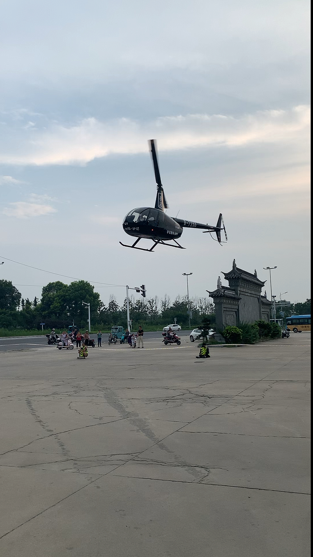 镇上的土豪开直升机回家了