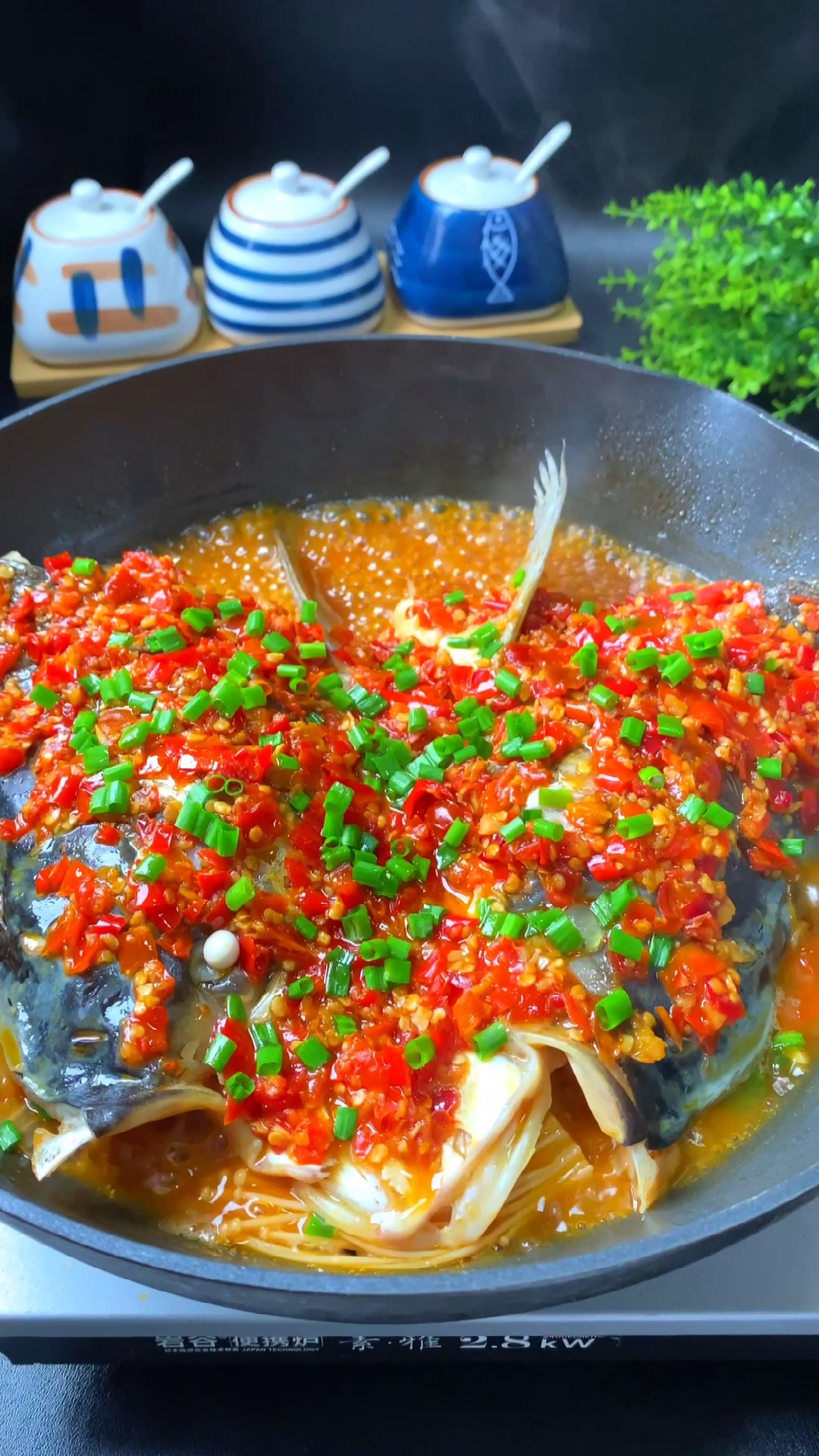 美食#很多人认为剁椒鱼头是蒸出来的,其实不蒸的鱼头更好吃