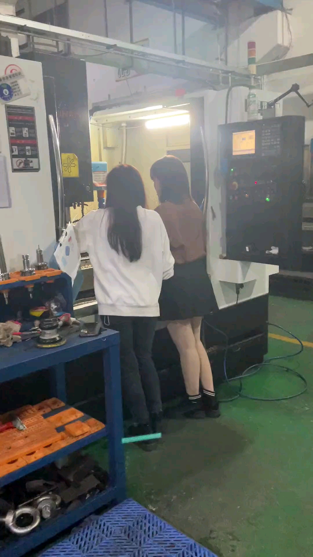 我厂新招来的美女加工中心师傅不知道干活会怎么样?