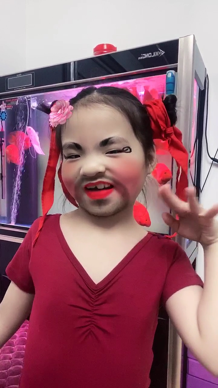 萌娃来搞怪#宝贝自己画个妆