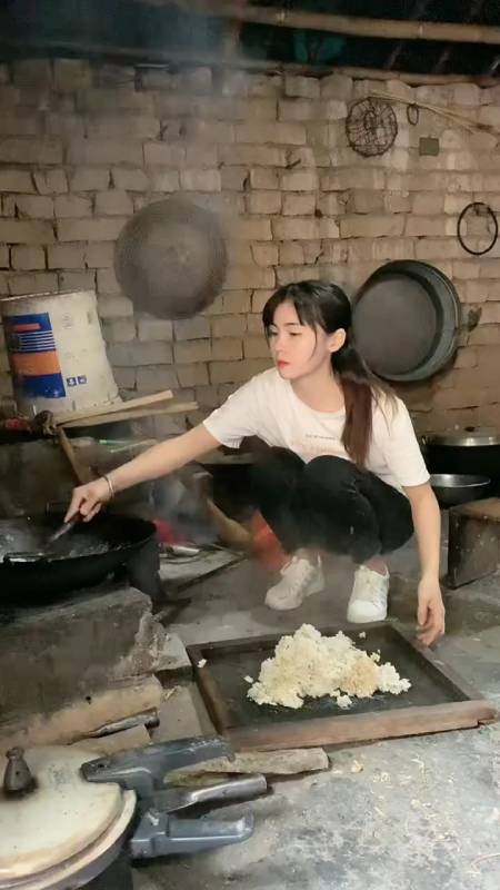 我是一个普普通通的农村妹,会干活,会做饭,做家务,没有千金小姐的命
