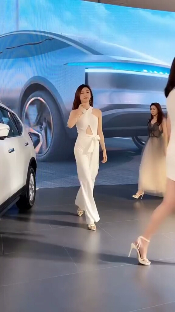 张芮尔最美女模特霸气出场气质就是与众不同