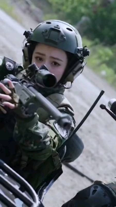 徐璐10岁考入中国人民解放军艺术学院,是军龄11年的中尉