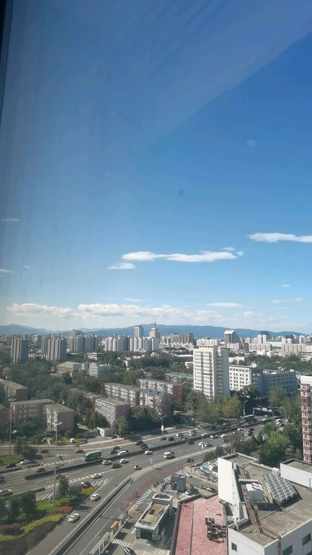 新华社杨兆波:京城雨后朗朗晴天见西山