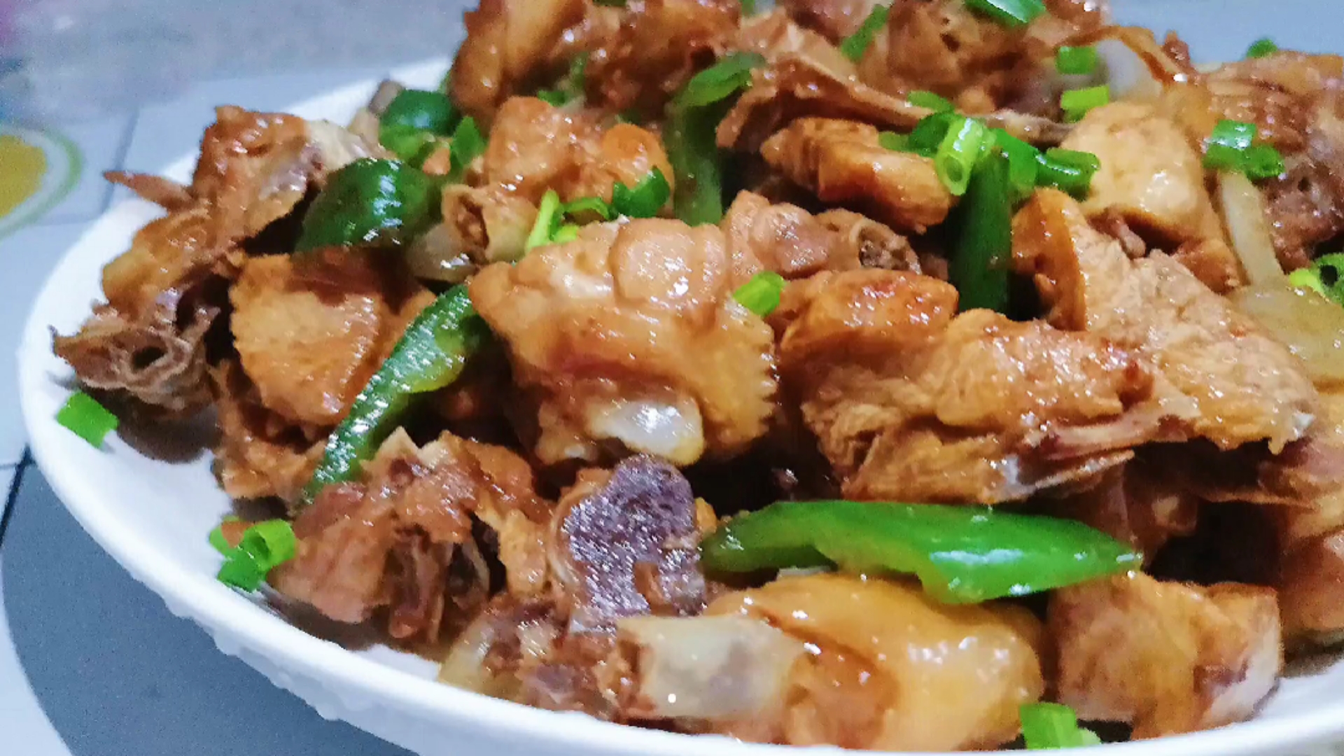 青椒炒鸡最受欢迎的家常做法,鲜嫩多汁,每次一大盘不够吃-度小视