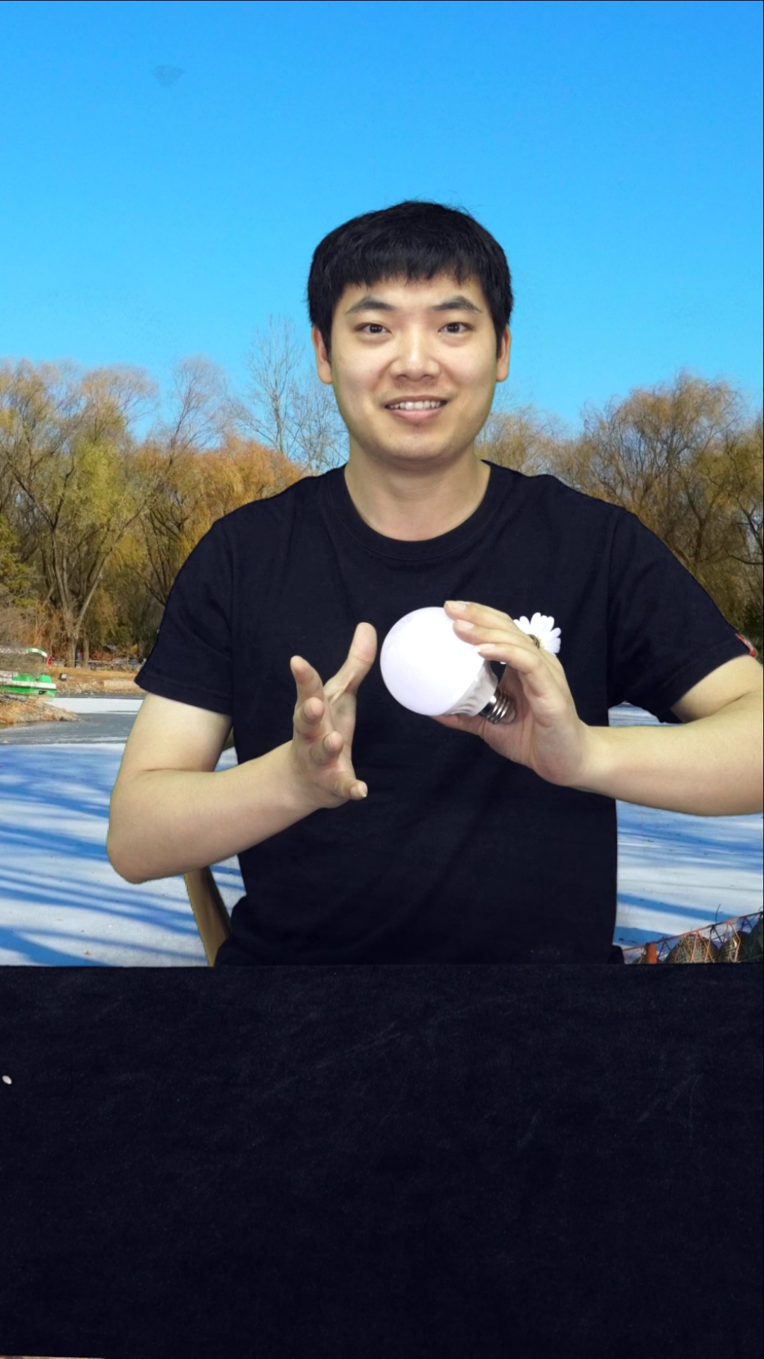 魔术师何镖#神奇魔术技巧,隔空点亮灯泡!看一遍就能学会