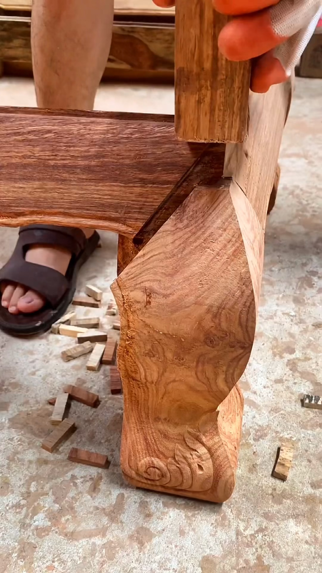 新启专项#红木沙发腿部组装过程,榫卯结构衔接严丝合缝!