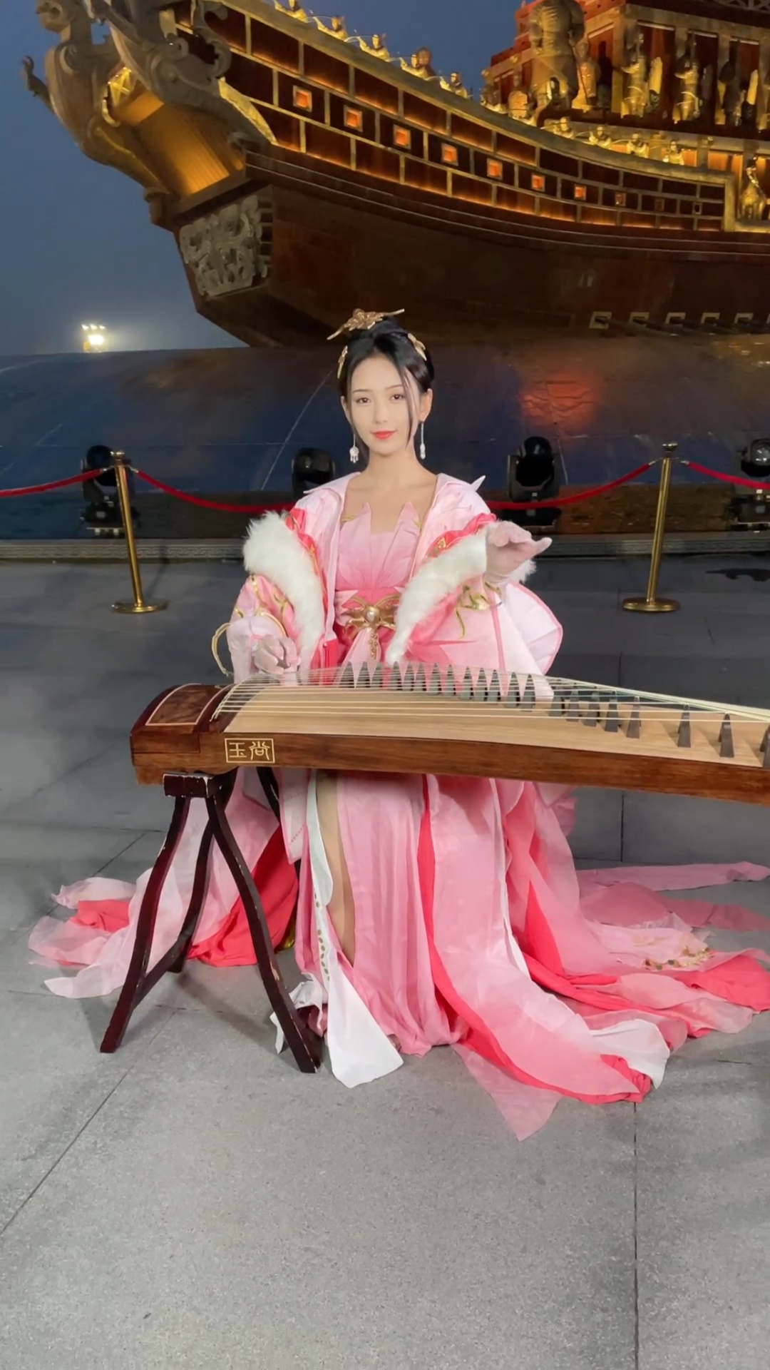 千艺仙女下凡来游玩美丽的昆明池七夕公园