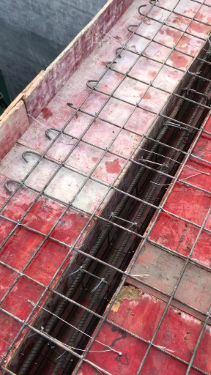 钢筋要穿过梁,再说外头钢筋离侧板太远