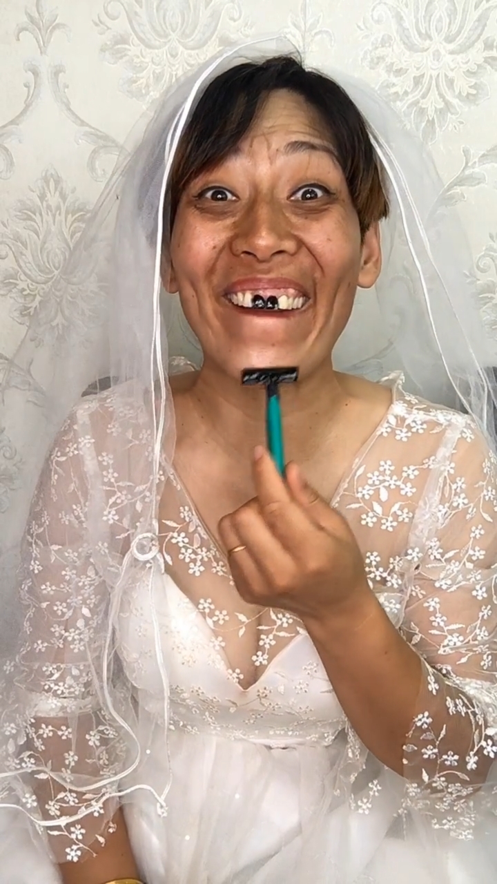 我有一个逗比朋友#司机师傅说新娘长的像杨幂,嫌我丑不让我上车,赶紧