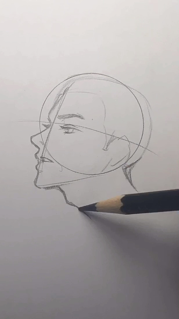 漫画侧脸的发型方法之一大致画好后再修修细节就会好看啦