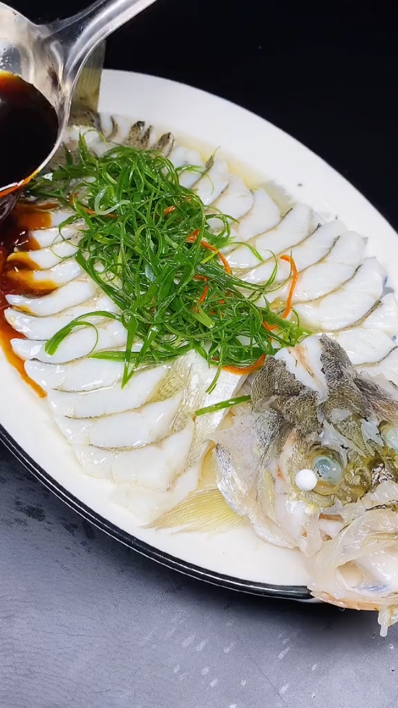 秀出你的拿手菜#葱油,鲈鱼.非常好吃.