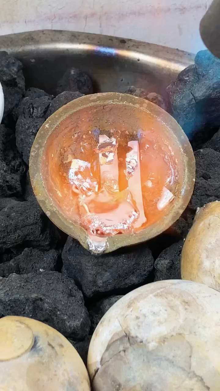 三条不同的银丝拉出来的手镯,太酷了-度小视