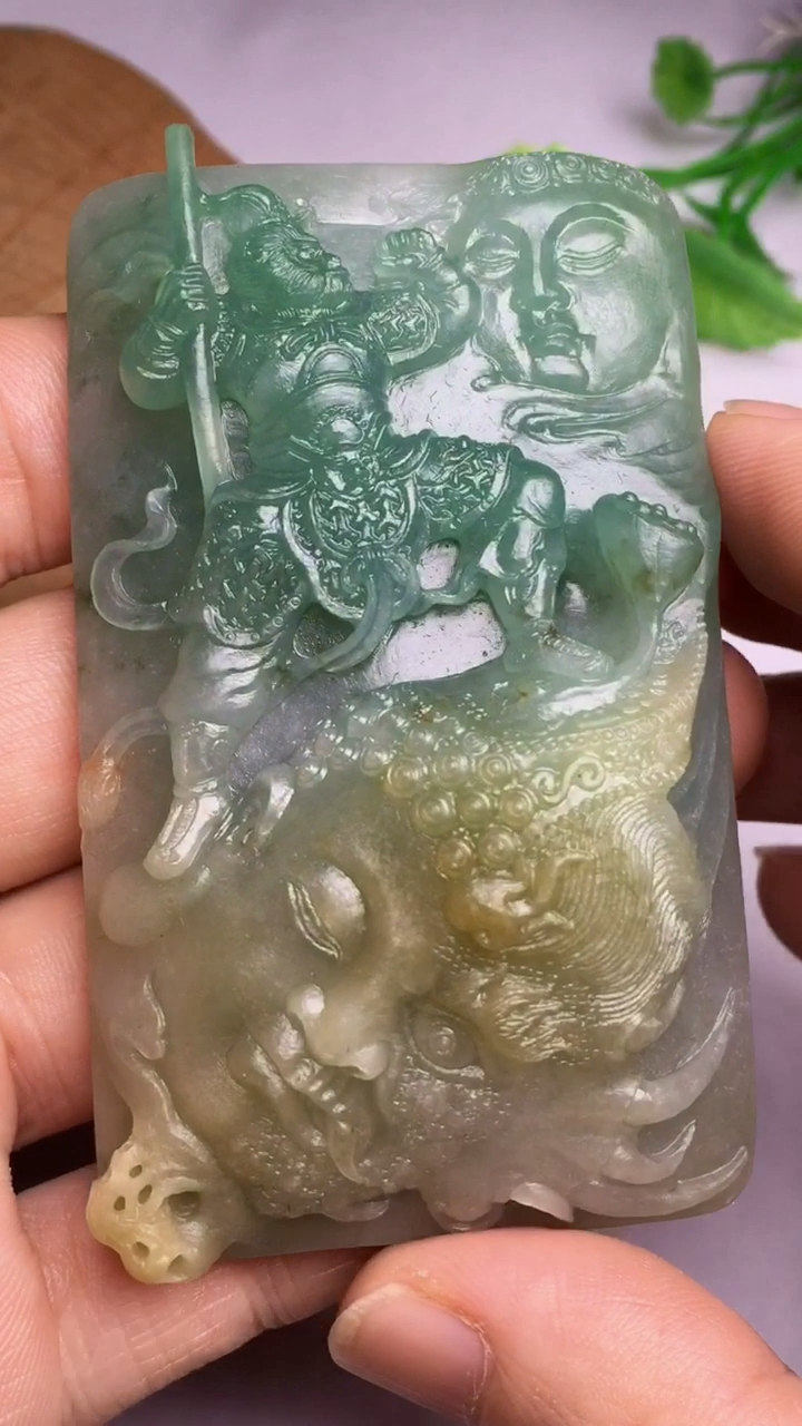 上班生活#黄加绿翡翠玉雕作品:齐天大圣孙悟空