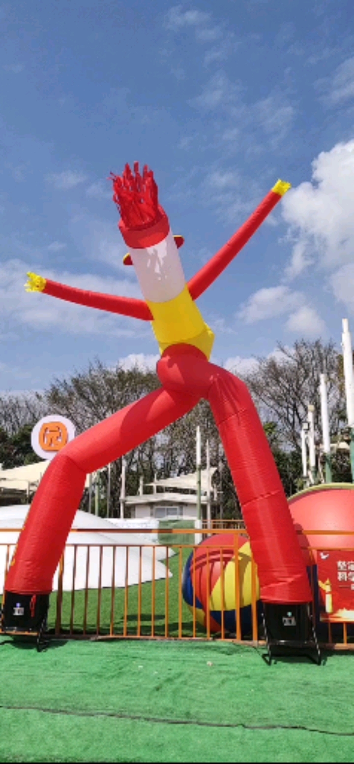 异乡的春节#摇摇摆摆吹气人