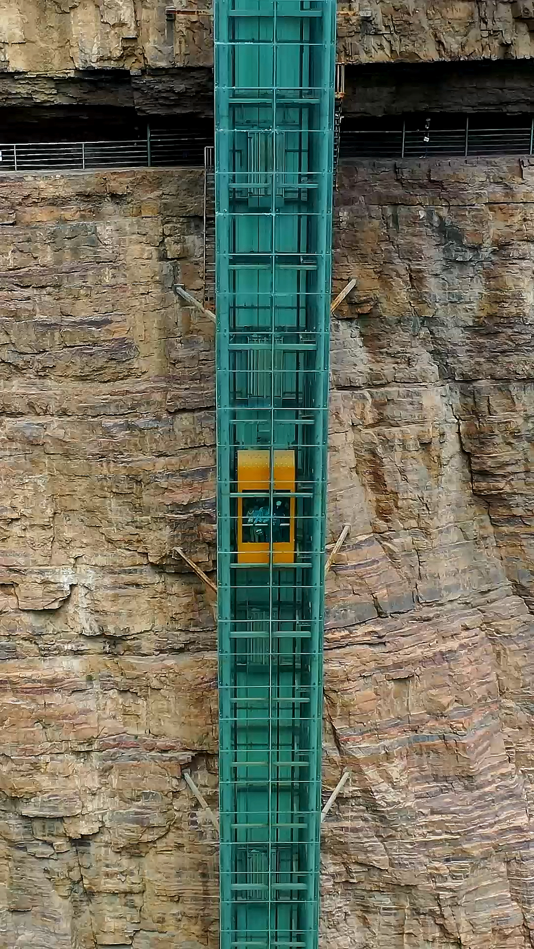 旅行林州天平山悬崖观光电梯该项目还曾荣获世界电梯工程奖