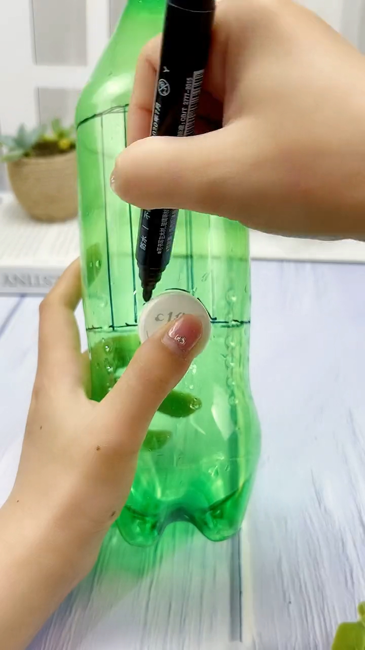 饮料瓶不要扔,做一个简单好看的吊篮花盆,快学起来吧