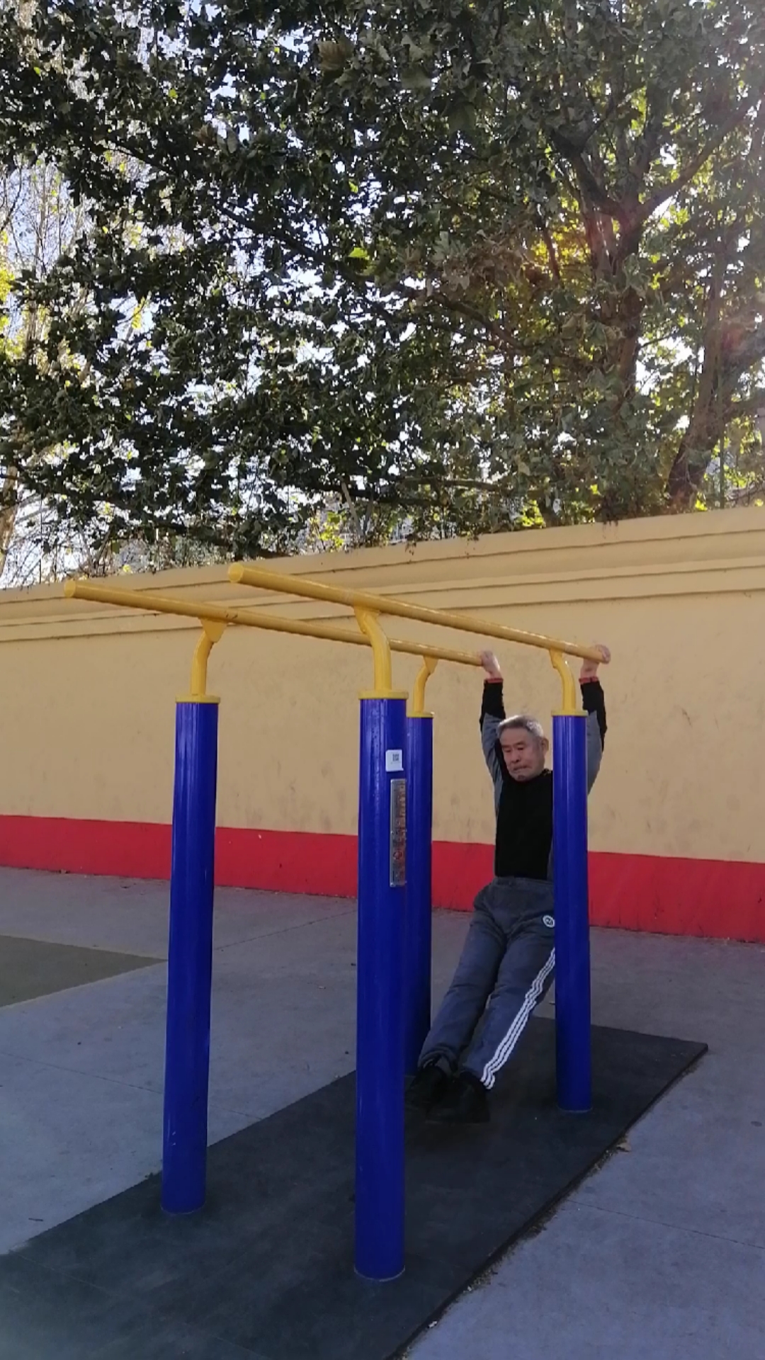 双杠长振屈身上支撑摆动练习