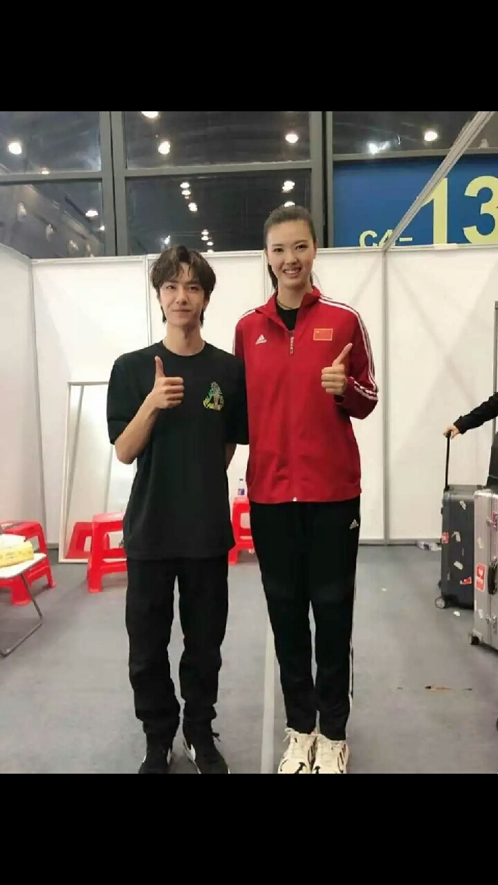 撒贝宁拼了,踩高跟鞋与198cm朱婷同框,168cm霸总变呆萌小学生