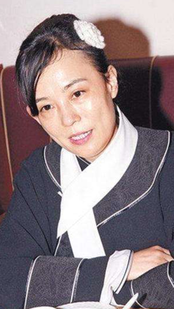 命硬不过她!原配患癌,情人坠楼,红颜相继离世,55岁嫁入赌王家.