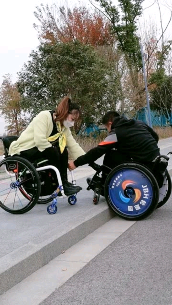 你们互相帮助的样子真美截瘫轮椅生活