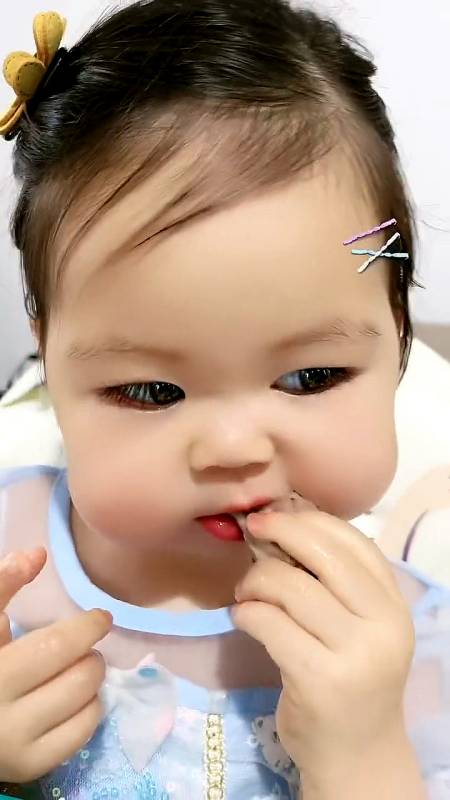 宝宝辅食#爱吃肉肉的小女孩,一吃肉就停不下来