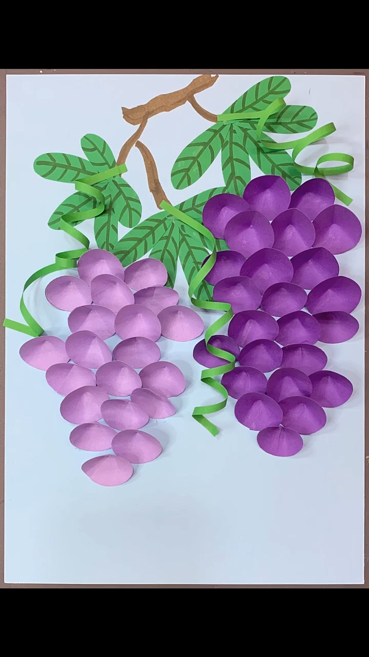 幼儿手工#用圆形小纸片就能做出好看的立体小葡萄哦,快来试试吧.
