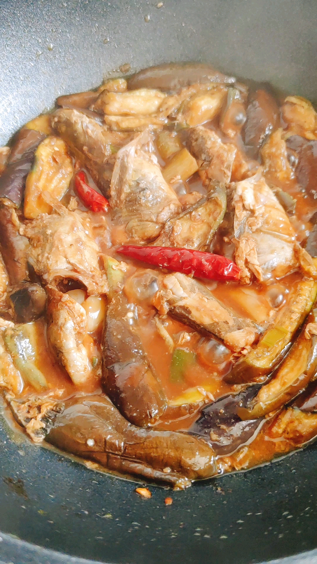 在家做个拿手菜#鲶鱼炖茄子,下一句谁知道!