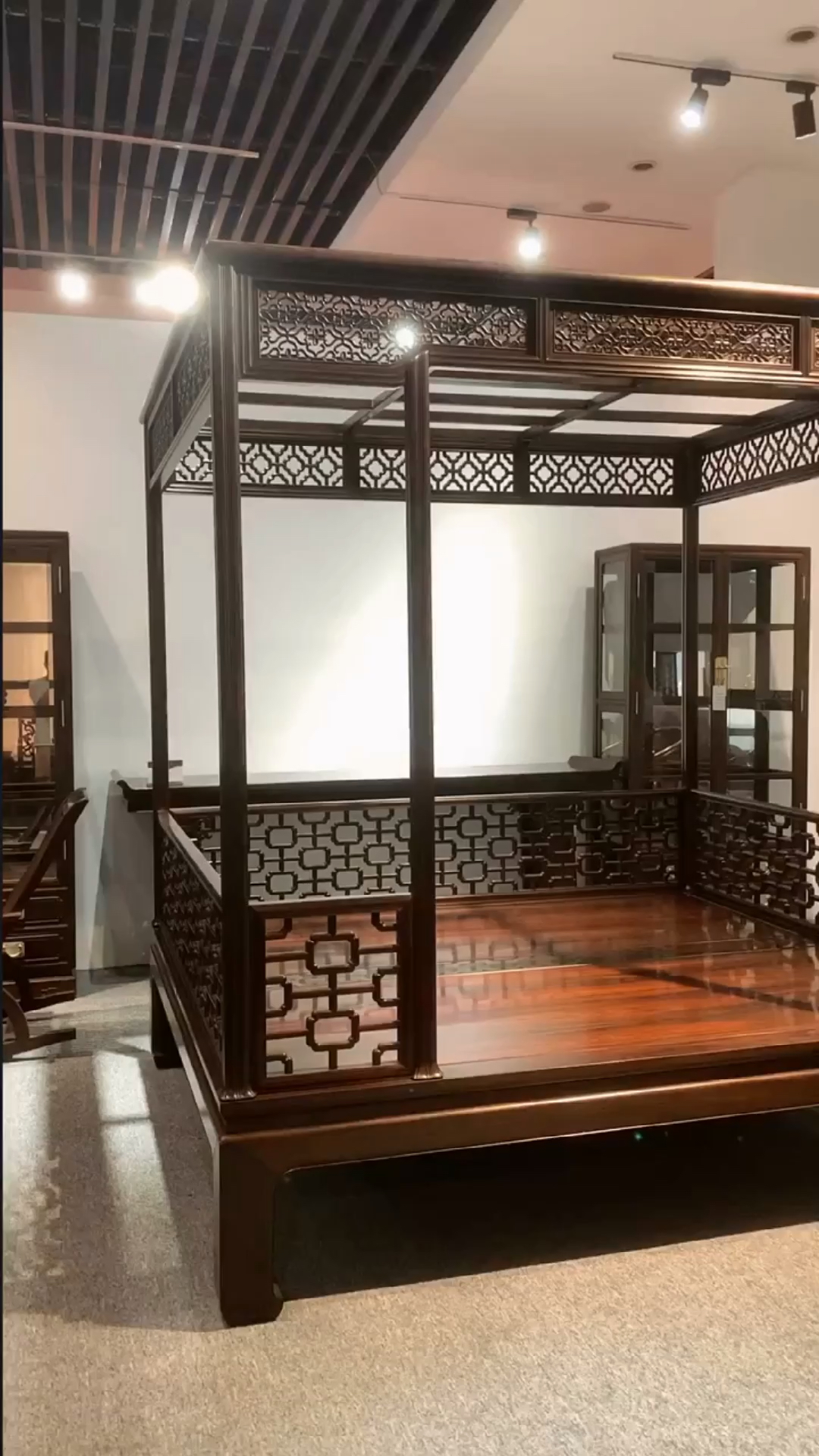 古典红木家具#大红酸枝架子床-度小视