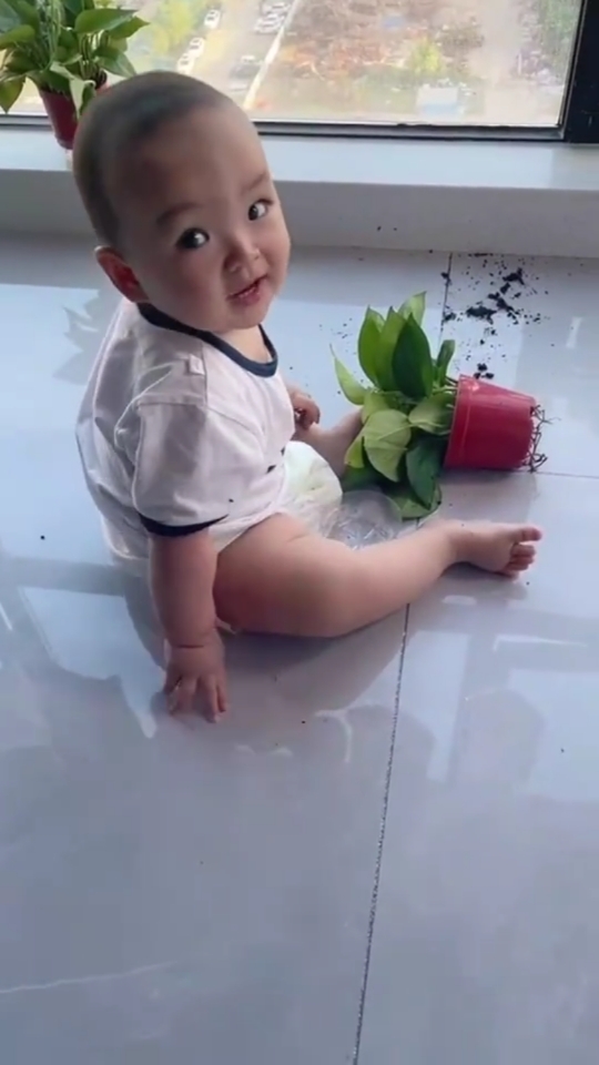 无意间吓了小屁孩一跳,知道自己又闯祸了