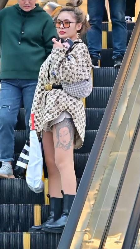 街拍美女一米五的大长腿小姐姐腿上的纹身是什么人物