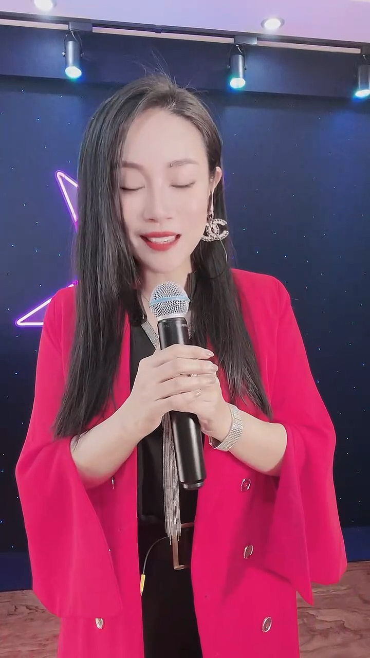 歌手门丽给全国的歌迷朋友拜年了