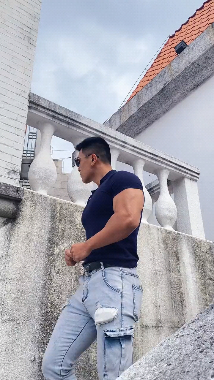 记录生活#戴墨镜的肌肉从楼梯上走下来太帅了