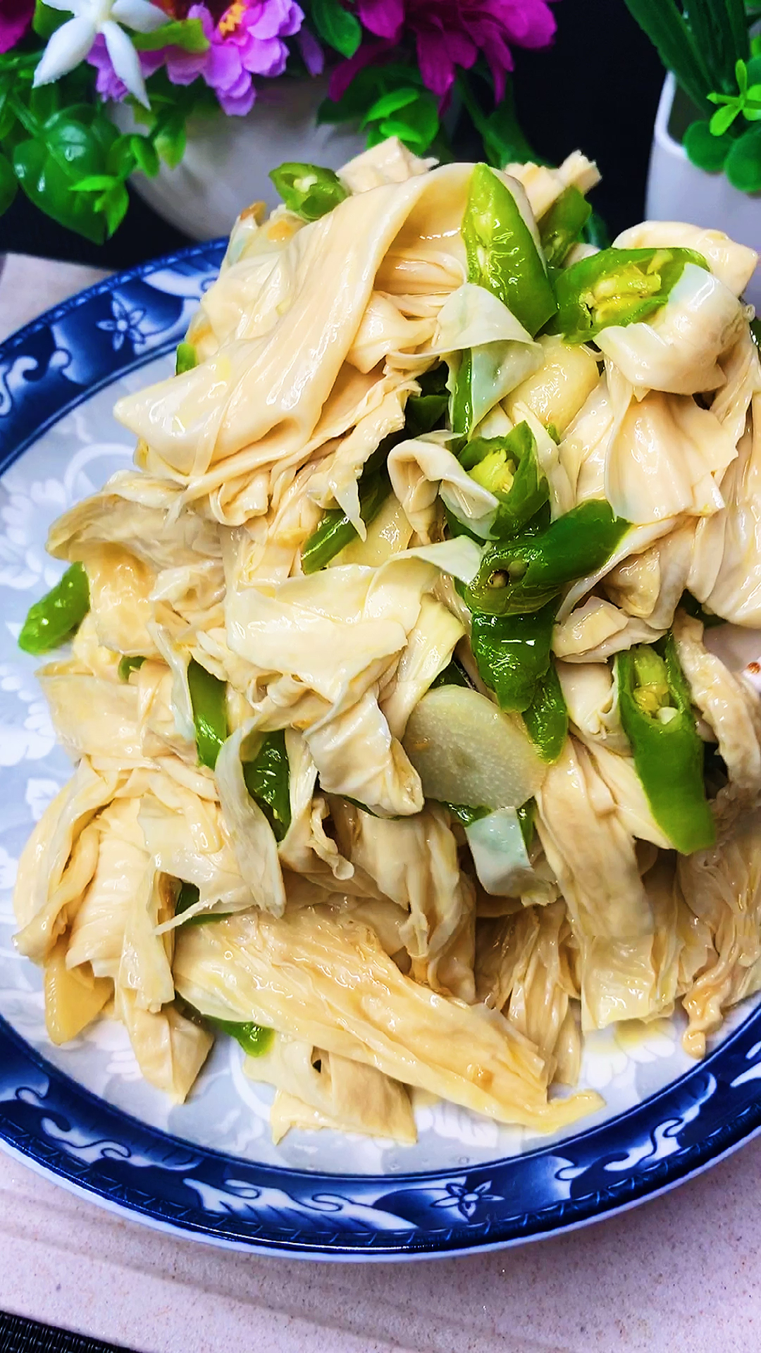 美食#家常版青椒炒腐竹,口感爽滑香气十足,鲜香味美特下饭,看一眼就