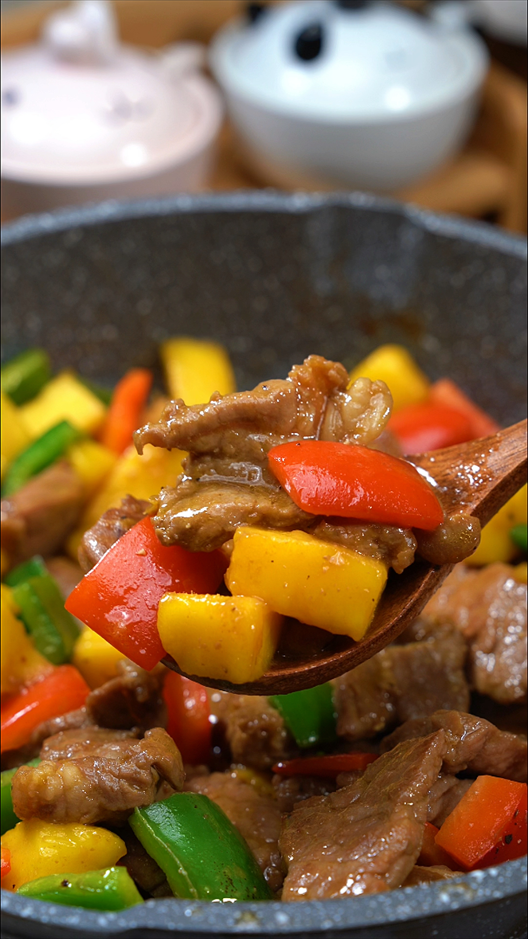 在家做个拿手菜火爆私房菜馆的芒果炒牛肉做法简单牛肉嫩而不柴超级