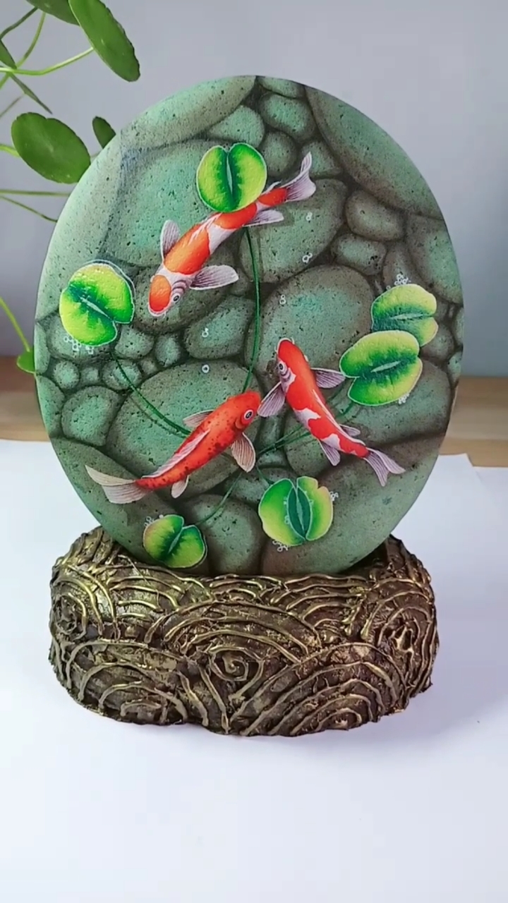 这是高手#一生二,二生三,三生万物,发财鱼石头画走一个.哈哈,开心.